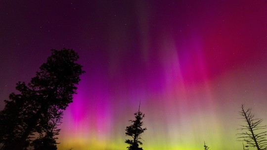 Tempestade solar provoca aurora boreal em diversos países; veja as fotos