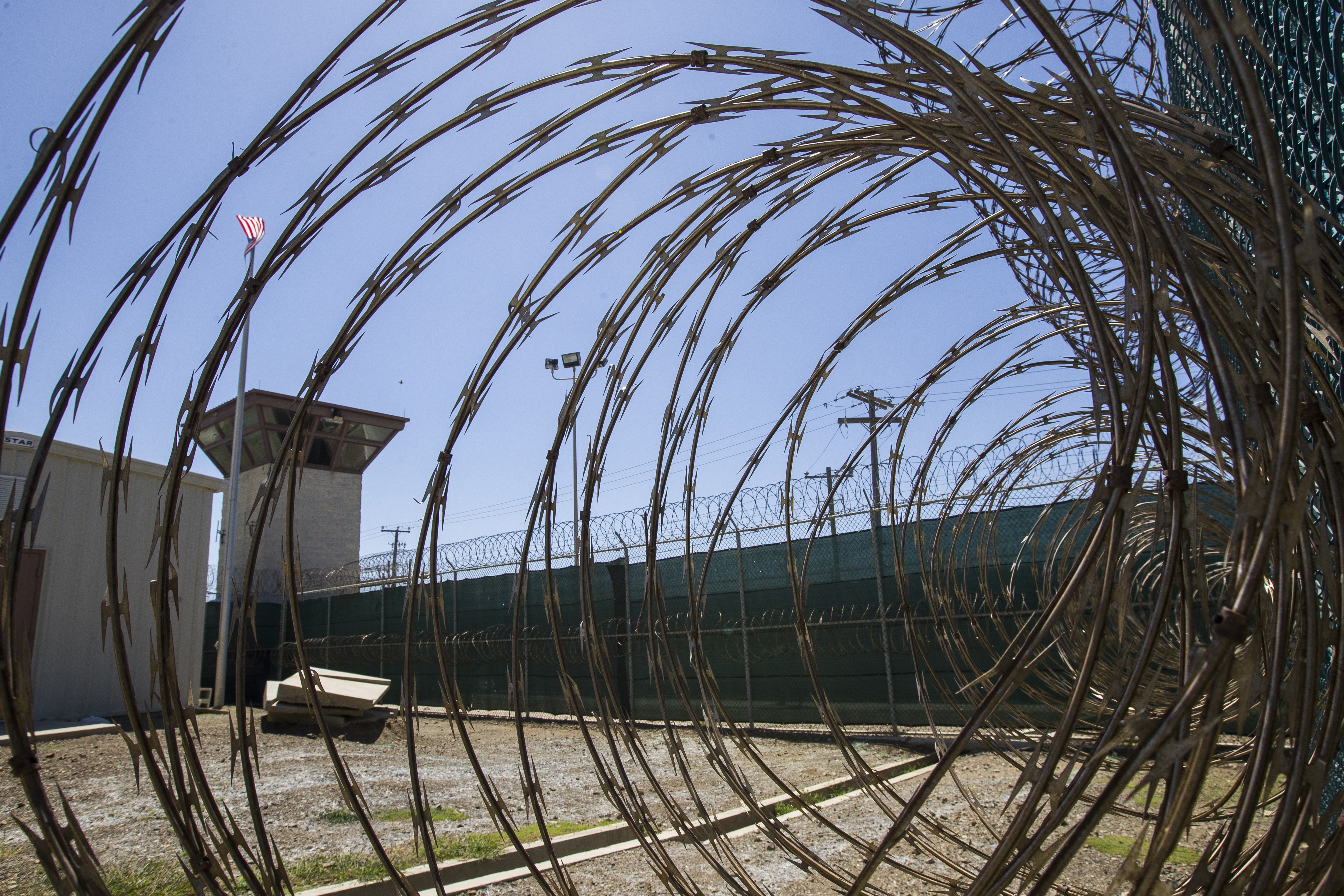 Primeiro voo com migrantes para Guantánamo decola dos EUA