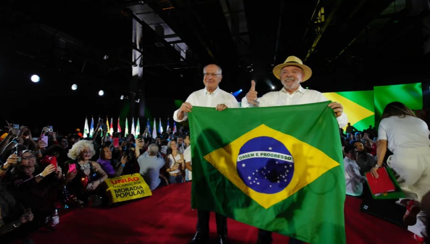 ANÁLISE: Ao omitir menção à soberania e pedir desculpas por erros, Lula mira indefinidos para liquidar fatura no 1º turno - QTU Questões do Universo