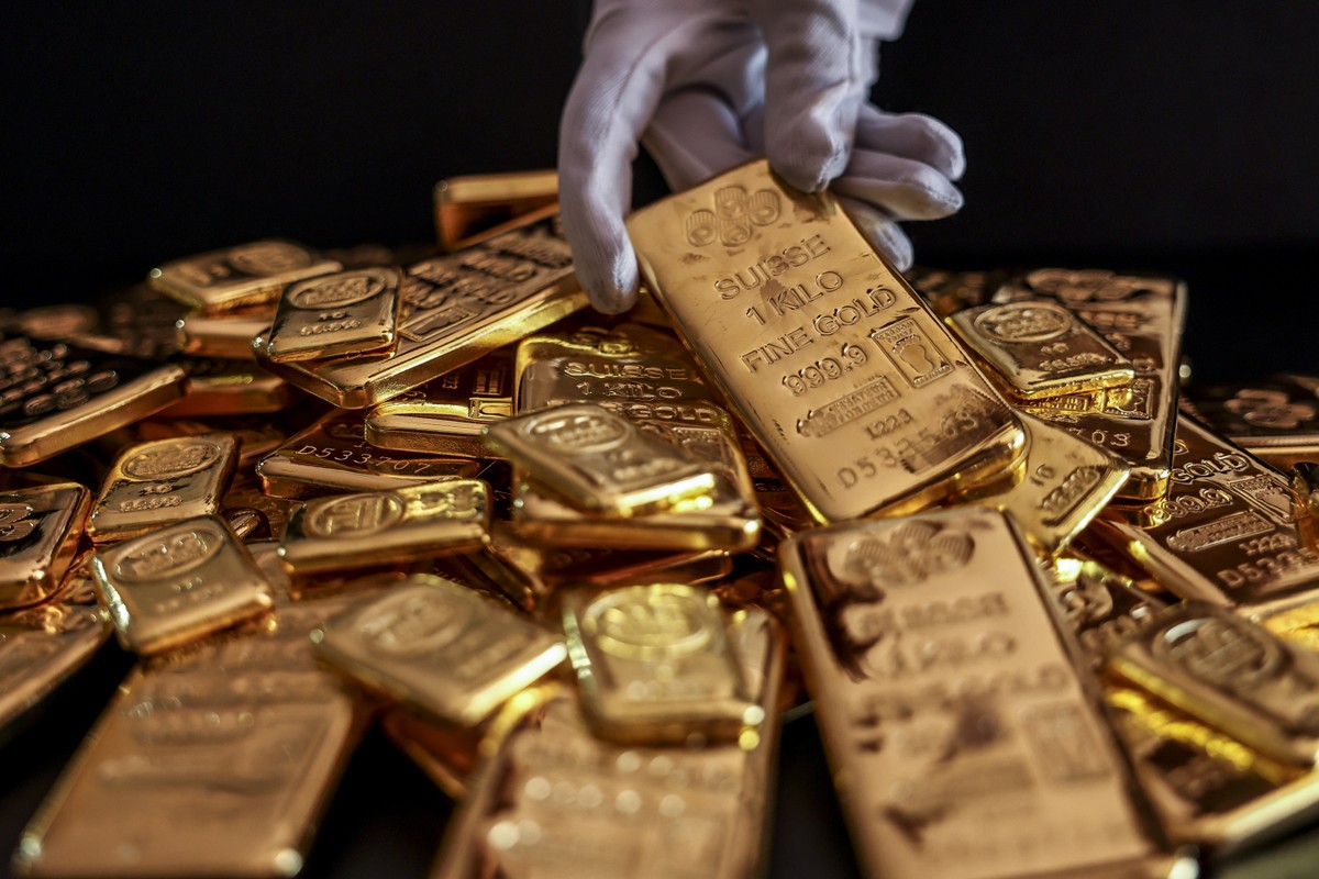 Ouro tem leve alta com 'payroll' e pacote fiscal dos EUA no radar