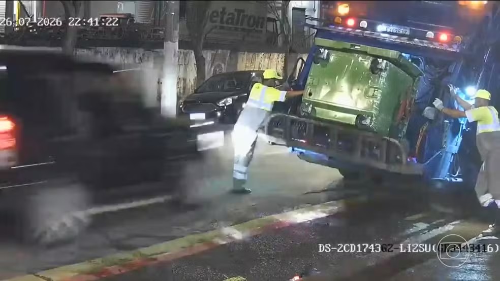 Garis da cidade de São Paulo paralisam coleta de lixo após morte de colega atropelado