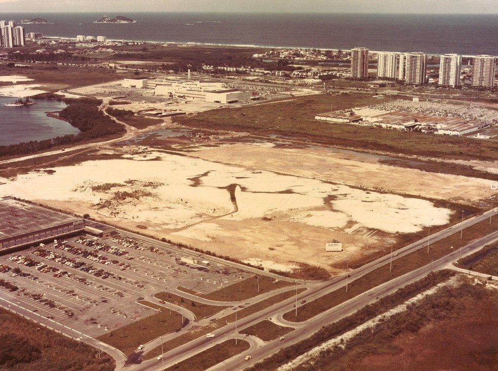 Terreno onde foi construído o shopping no início dos anos 1980: 61,5 mil metros quadrados de areia, perdidos na Barra da Tijuca — Foto: DIVULGAÇÃO/CASASHOPPING RJ