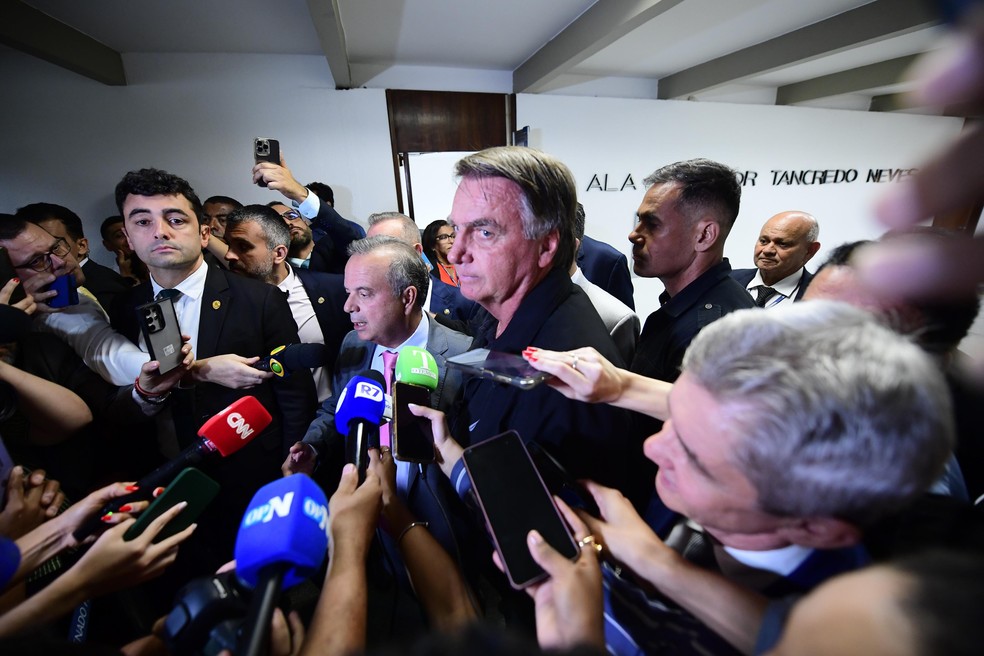 Ex-presidente Jair Bolsonaro concede entrevista após encontro com senadores da oposição, em Brasília — Foto: Saulo Cruz/Agência Senado