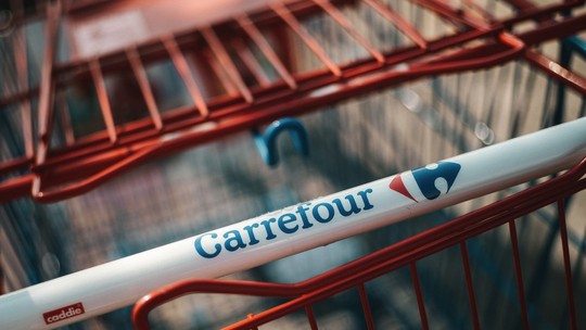 Carrefour lança bot com tecnologia da OpenAI para auxiliar compras na França