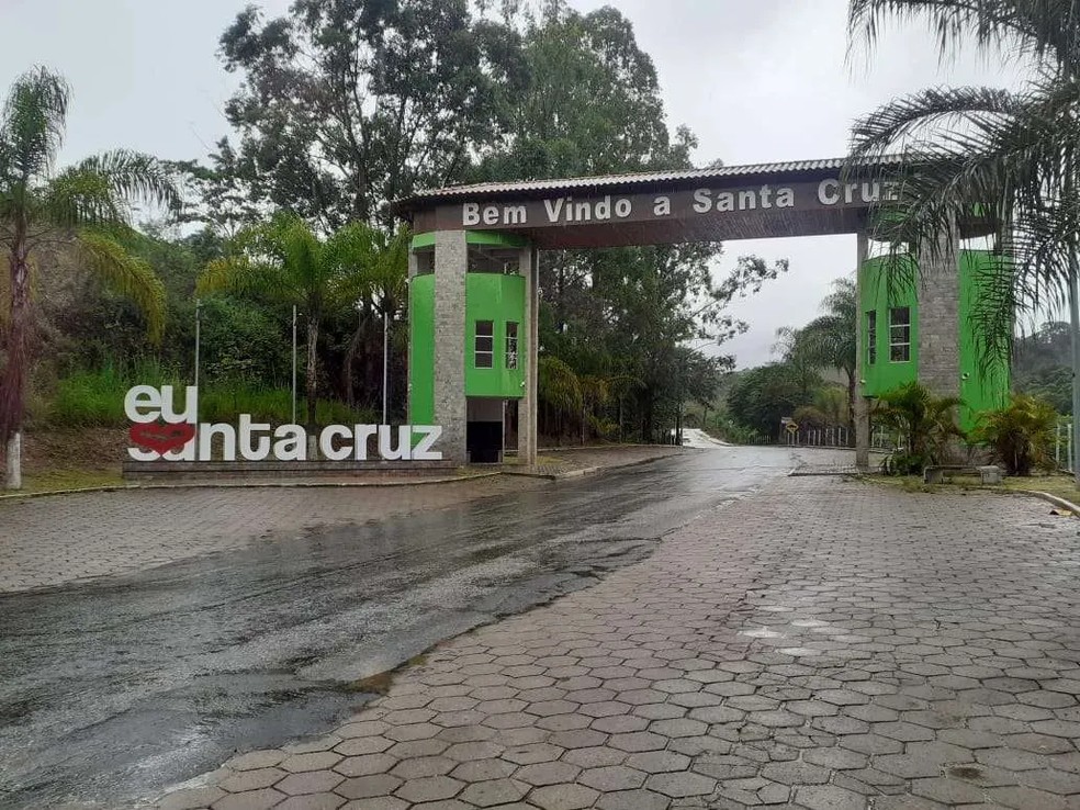 Entrada da cidade mineira de Santa Cruz do Escalvado, afetada pelo rompimento da barragem de Fundão, da Samarco, em 2015, e que recebeu a primeira parcela do acordo de reparação homologado pelo STF — Foto: Reprodução/Copasa