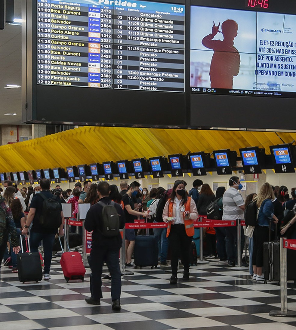 As pontes de embarque, que hoje são 12, deverão ser substituídas por 20 novas pontes, ao fim da concessão — Foto: Edilson Dantas/Agência O Globo
