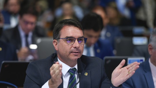 Flávio Bolsonaro pede à AGU investigação de fala de Gleisi sobre Justiça Eleitoral 