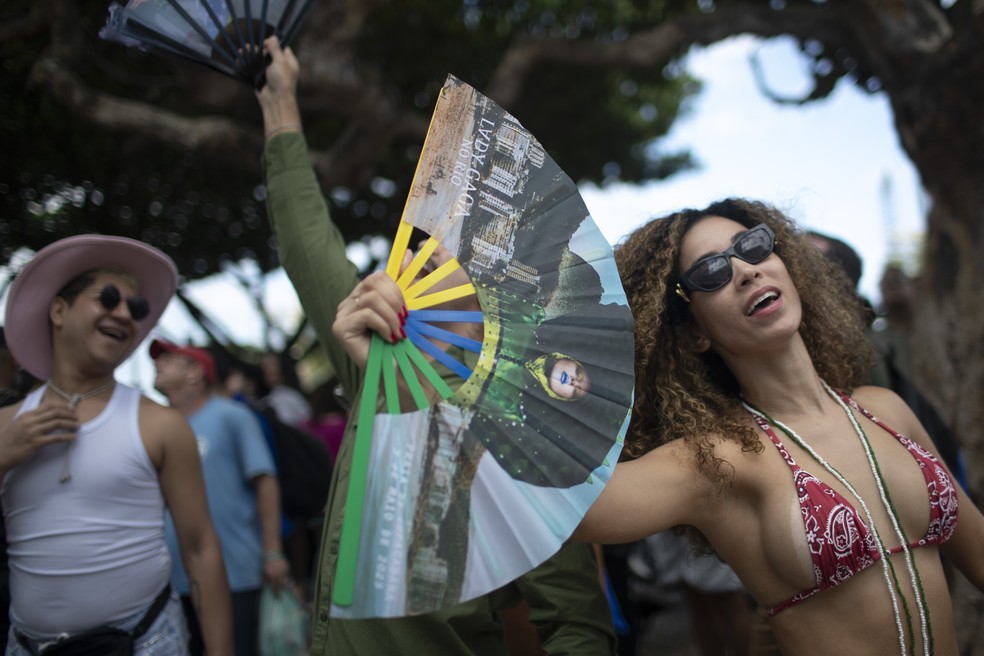 Fã da Lady Gaga segura leque com a estampa da cantora — Foto: AP Photo/Bruna Prado