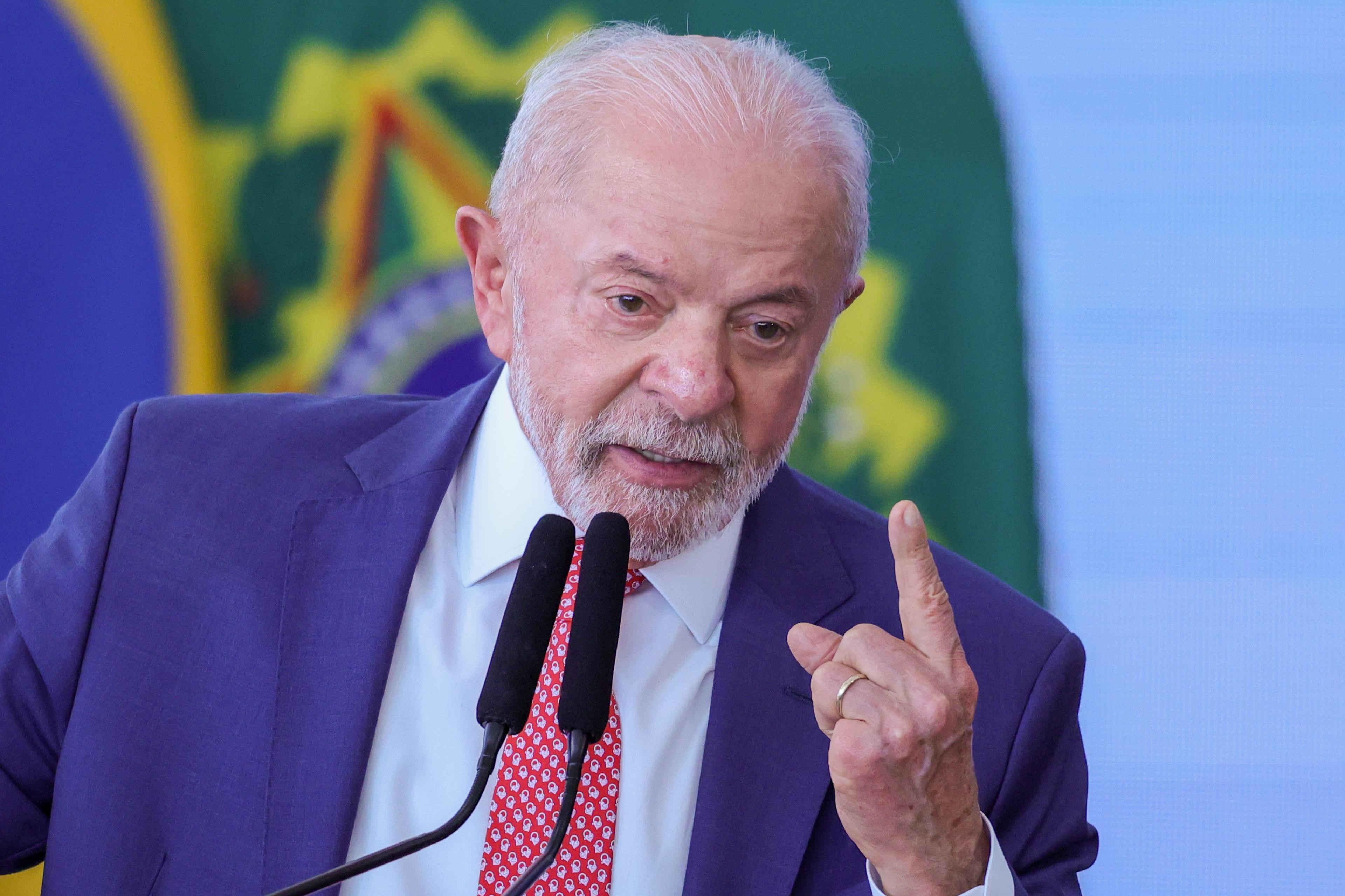 Em indireta a Flávio, Lula diz que nunca foi atrás de 