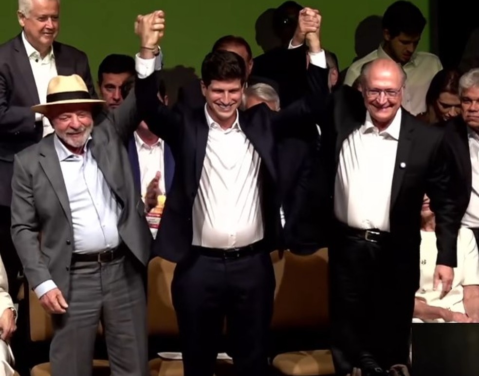 Convenção nacional do PSB, partido presidido por João Campos (centro), oficializa Alckmin como vice na chapa de Lula — Foto: Reprodução/YouTube - PSB