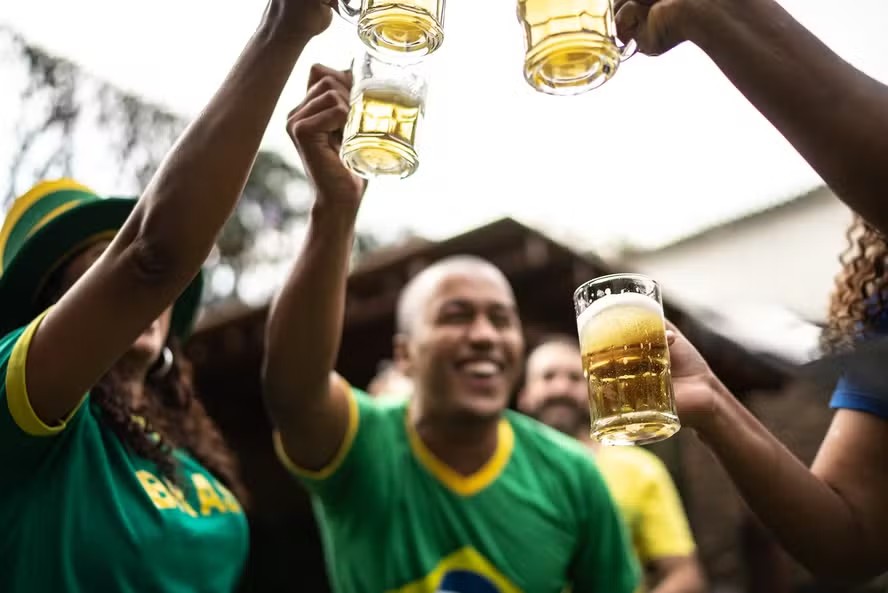 Horas antes do jogo, clima de Copa movimenta bares paulistanos e impulsiona ativações de marcas