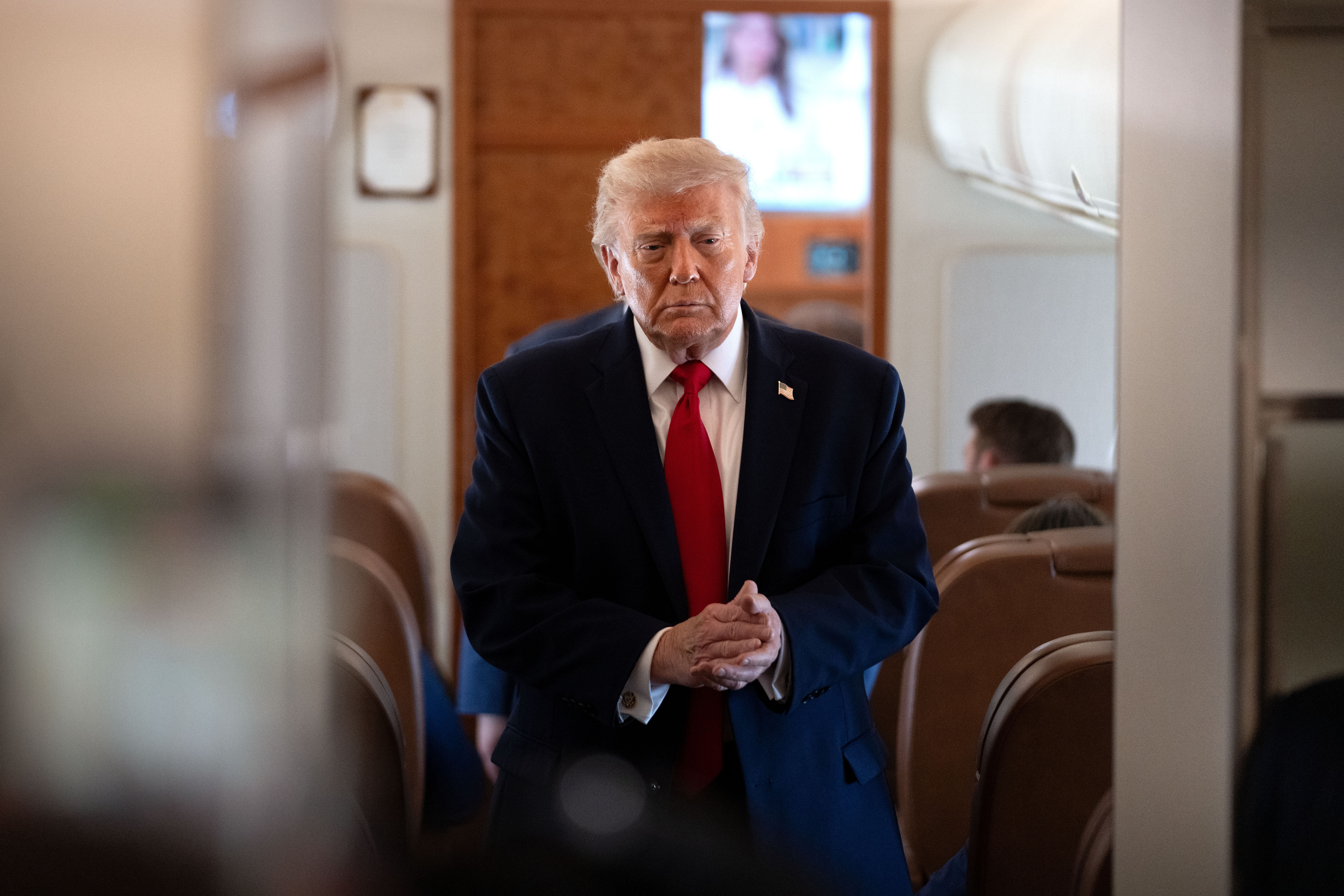 Taxa de aprovação de Trump segue perto de mínima histórica, 