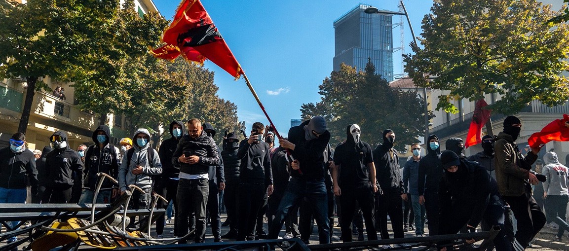 Protestos ganham força na França e começam a avançar pela Europa