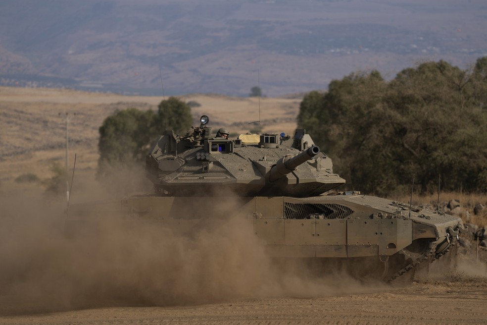 Tanque das forças israelenses em movimento no sábado, 14 de outubro  — Foto: AP Photo/Petros Giannakouris