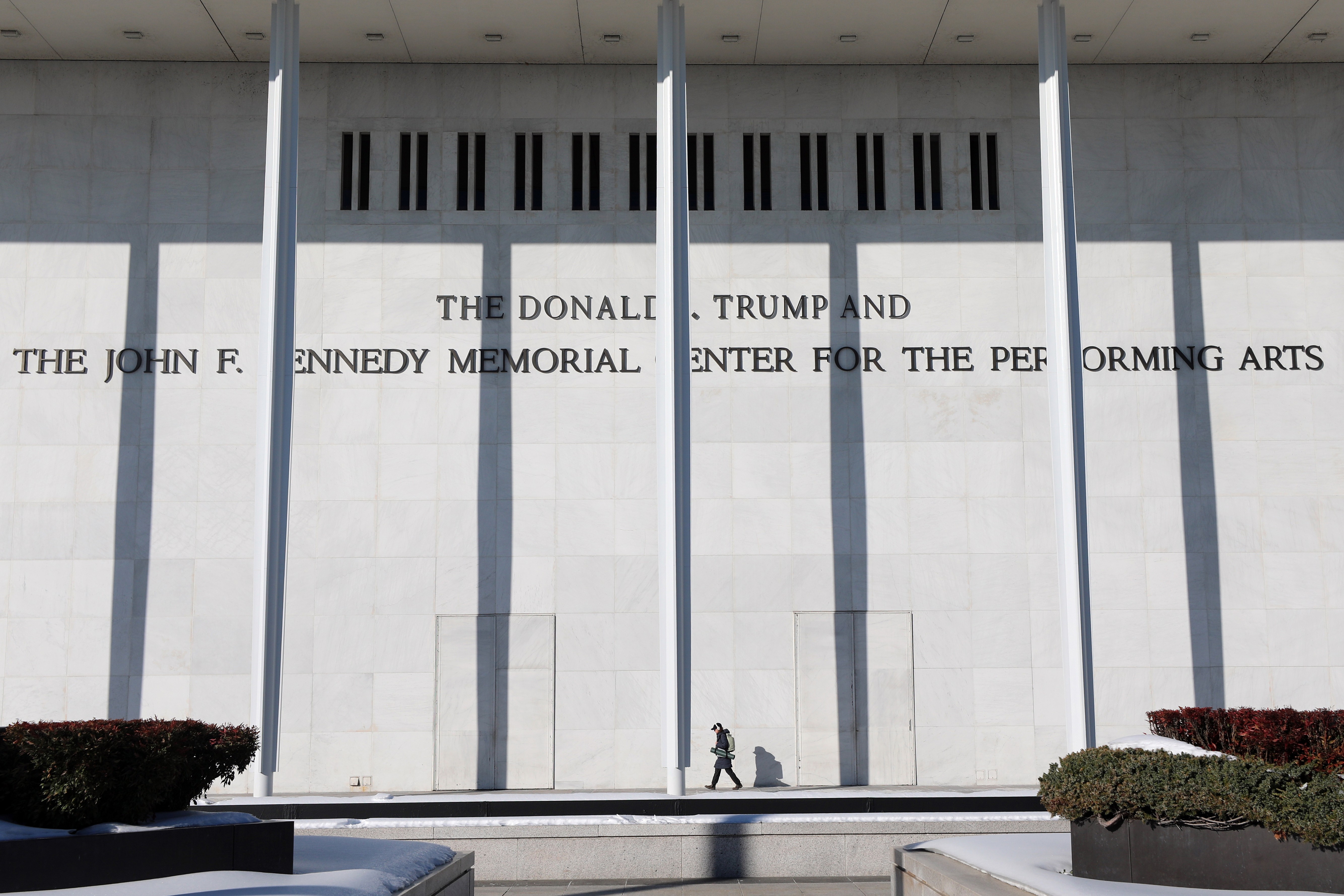 Juiz barra nome de Trump no Kennedy Center e fechamento para reformas