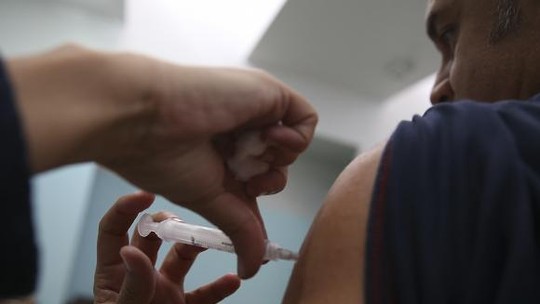 Ministra da Saúde anuncia ampliação da vacinação contra gripe para todas as pessoas com mais de 6 meses