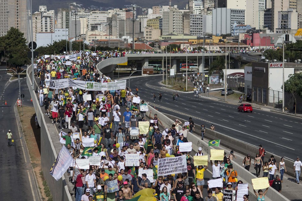 17 de junho de 2013: Mais um dia de grandes atos em dezenas de capitais, a exemplo de BH (foto). Em SP, cerca de 65 mil participam — Foto: Felipe Dana/AP