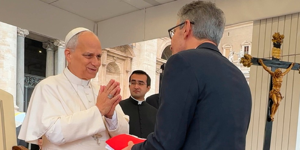 Governador Romeu Zema entrega presentes ao Papa Leão XIV no Vaticano, destacando produtos mineiros.