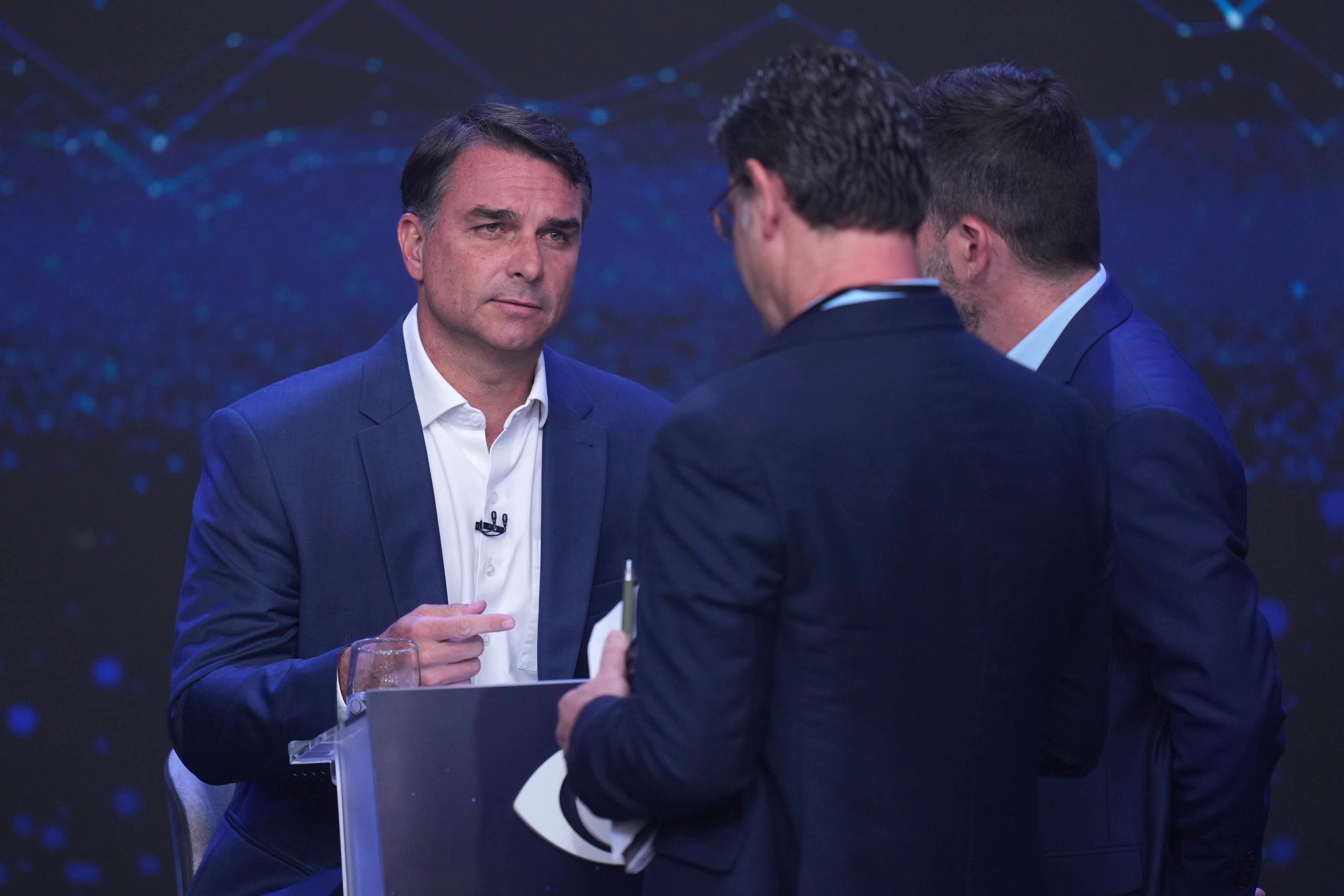 Aliados dizem que Flávio Bolsonaro vai ignorar quebra de sigilo proposta por Lula para não 'morder isca'