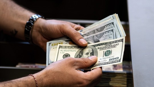 Dólar inicia sessão em leve alta com investidor à espera de dados