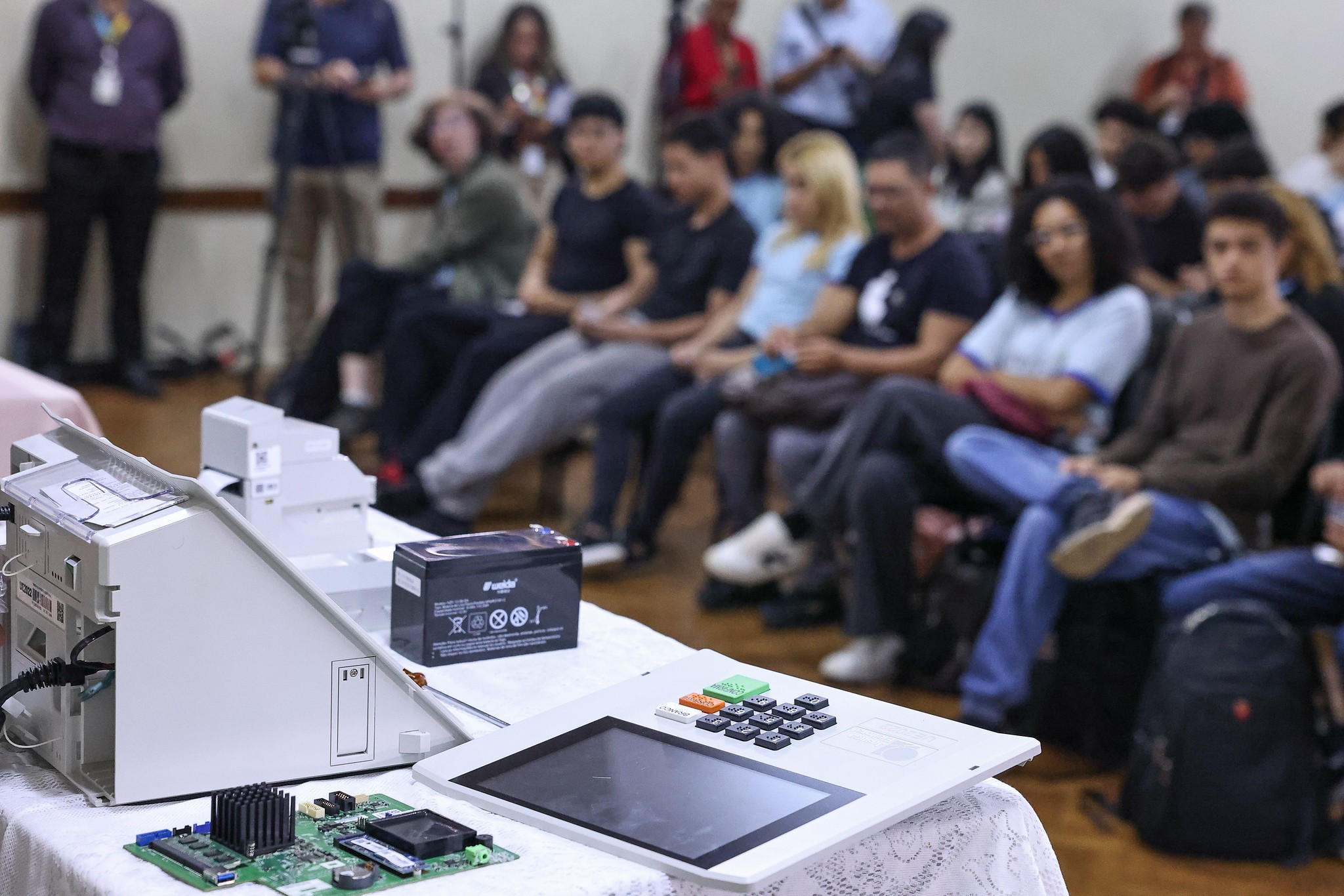 TSE abre urnas para demonstrar segurança em meio a críticas ao equipamento - QTU Questões do Universo