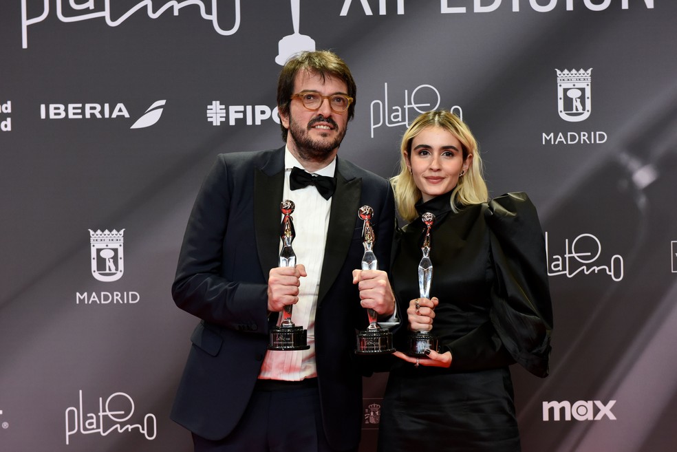 O produtor Rodrigo Teixeira e a atriz Valentina Herszage recebem os prêmios de melhor filme, diretor e atriz como representantes da equipe de de 'Ainda Estou Aqui' no Platino, em Madri — Foto: Divulgação: Premios Platino