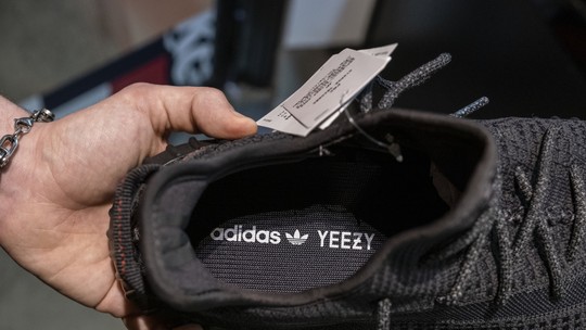 Tênis Yeezy volta à venda enquanto Adidas procura superar controvérsia com Kanye West