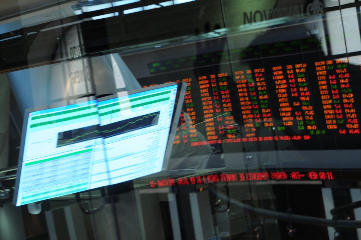 Ibovespa dispara 1,9% com maior apetite por risco global; Santander amplia perdas e cede 1,5%