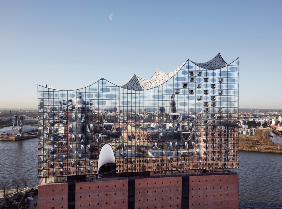 Um “gigante cristal iridescente” é como os arquitetos descrevem o prédio da Elbphilharmonie, erguido sobre um antigo armazém — Foto: Maxim Schulz/Divulgação