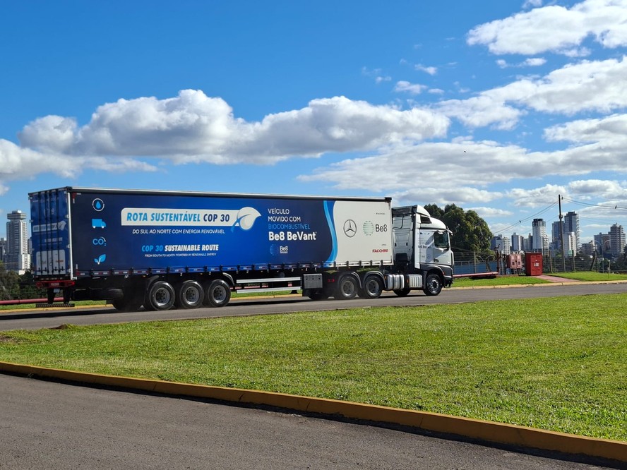 A frota da Rota Sustentável COP30 incluiu dois caminhões Mercedes-Benz Actros Evolution 2553 6x2 (foto) e dois ônibus rodoviários, todos com motores Euro 6 BlueTec 6.