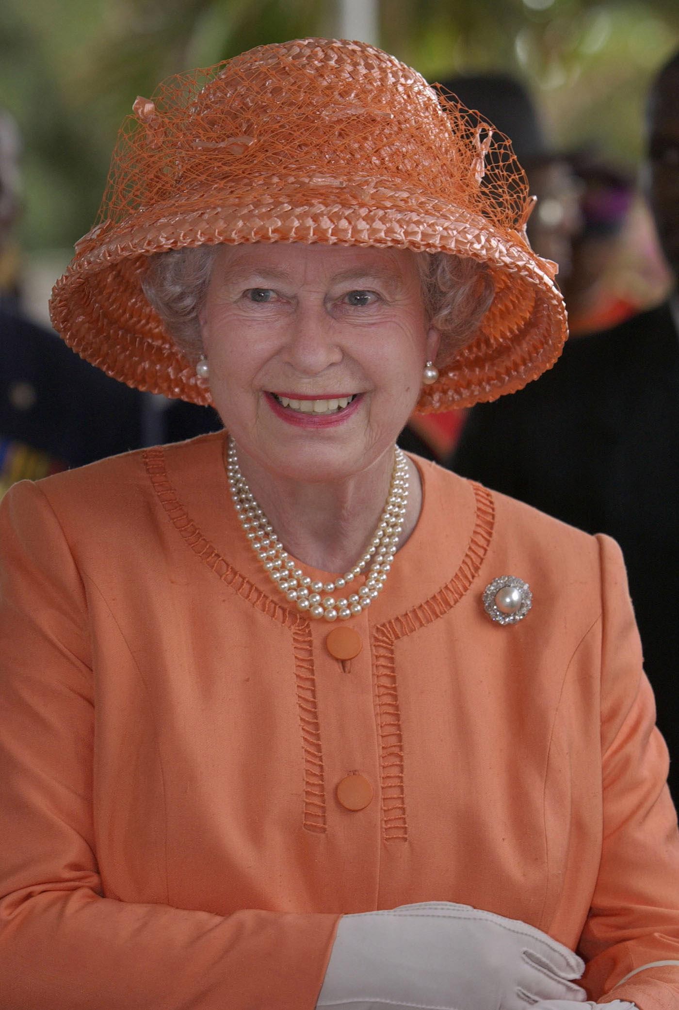Elizabeth II na chegada a Kingston, Jamaica, em fevereiro de 2002. Era o início do tour do Jubileu de Ouro, que comemorou 50 anos de sua ascensão ao trono britânico — Foto: FIONA HANSON/AP