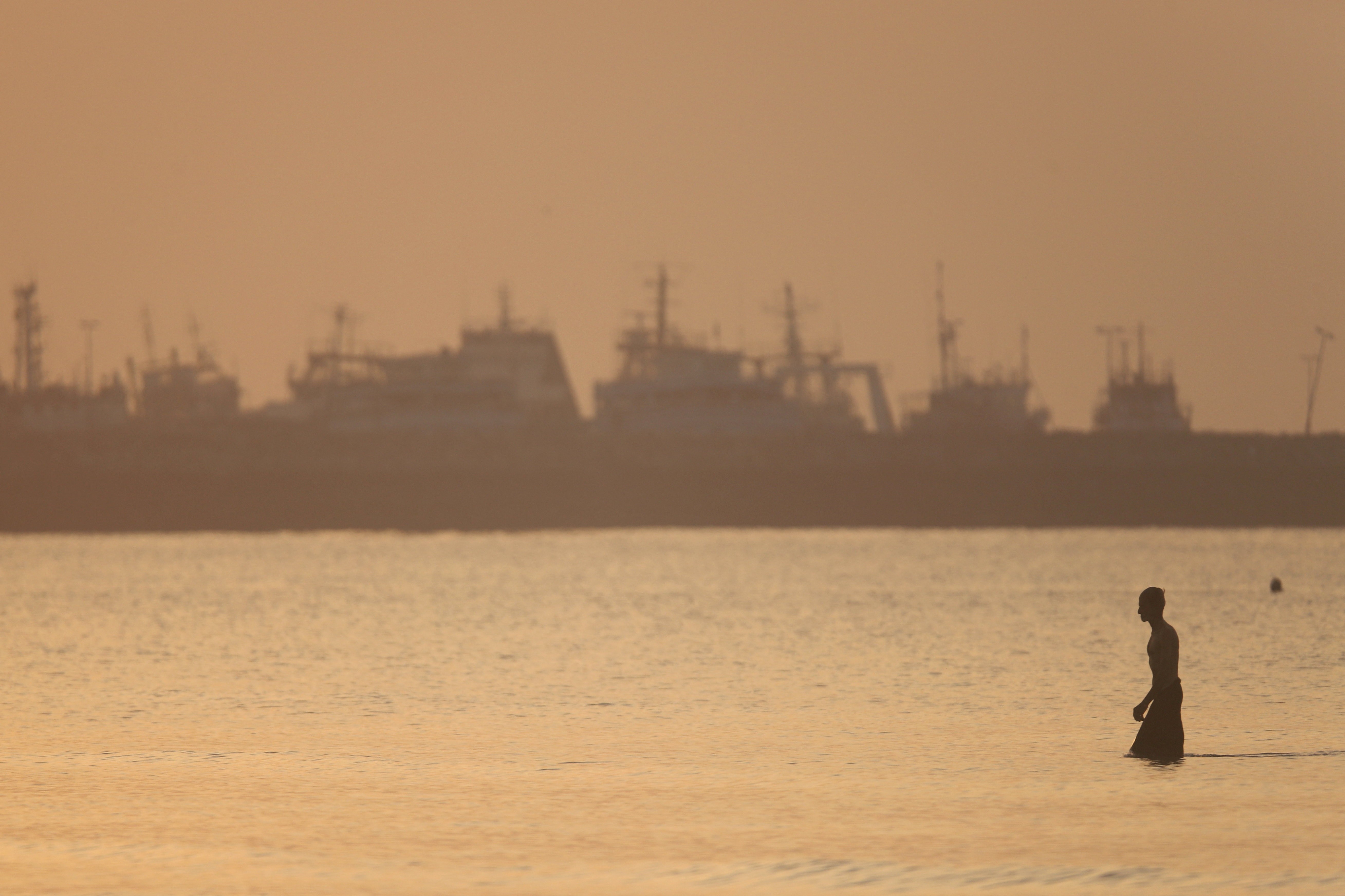 EUA ajudaram navios comerciais na travessia de Ormuz, diz jornal