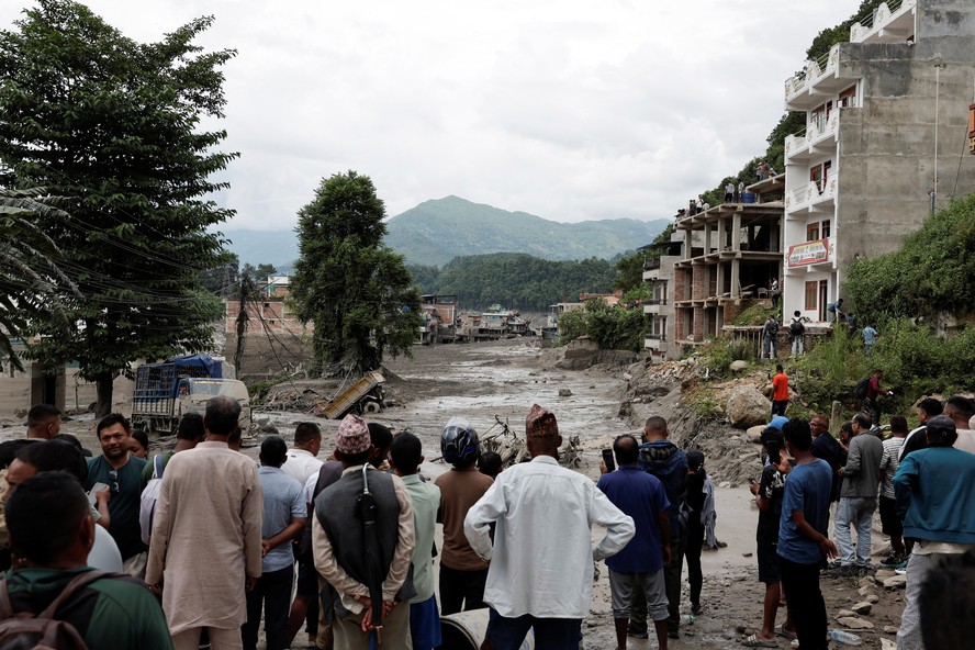 Nepalês sobrevive à avalanche de lama ao ficar agarrado a uma mangueira | Mundo | Valor Econômico