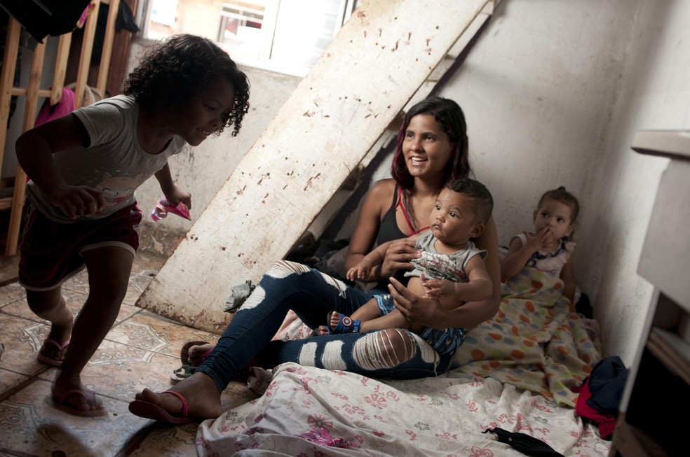Marina Timoteo da Silva, 20 anos, desempregada, na comunidade Paraisópolis, SP: Lula promete auxílio com adicional por criança — Foto: Silvia Costanti / Valor