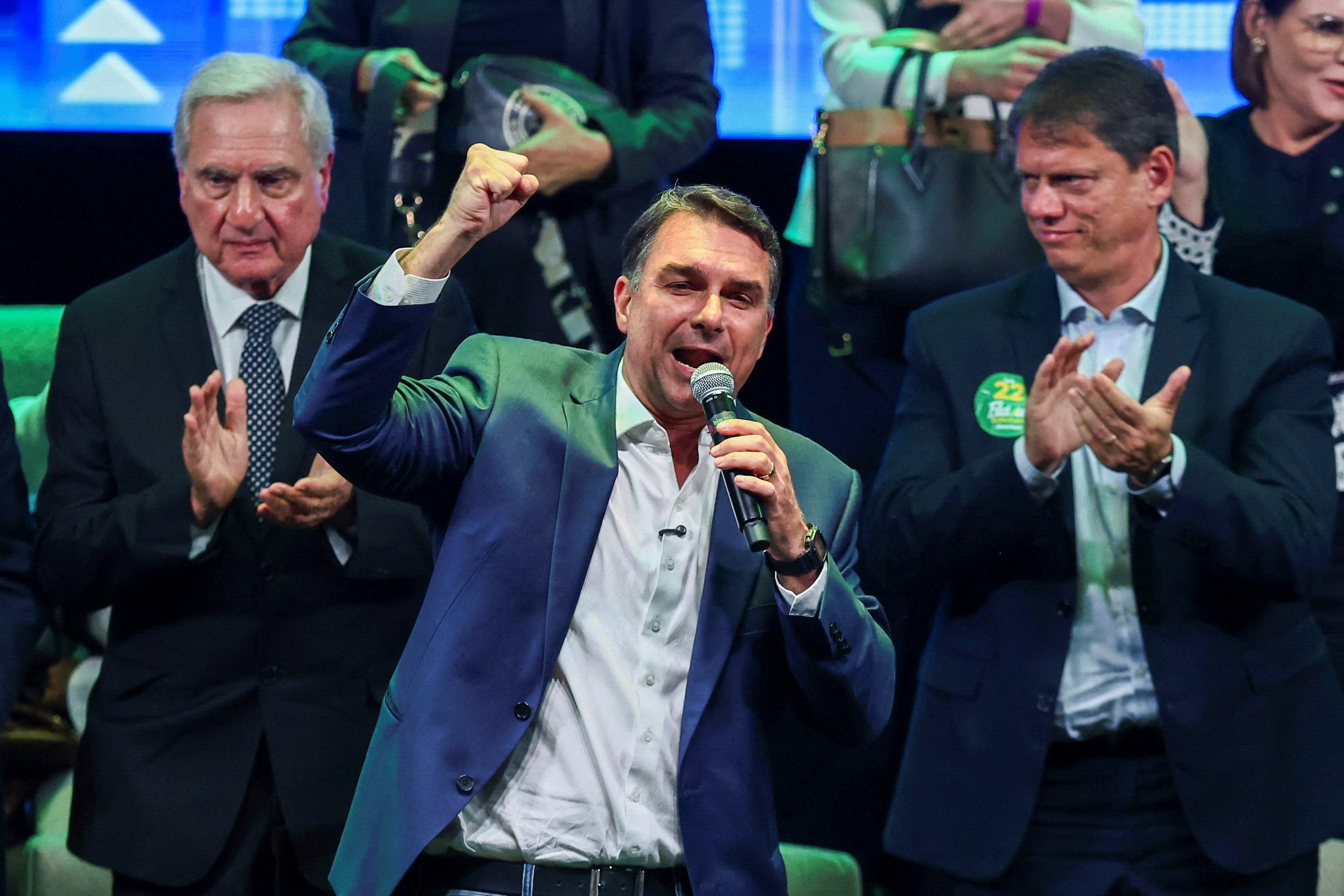 Flávio diz que Alcolumbre protege o governo Lula e tenta ajudar presidente a se reeleger
