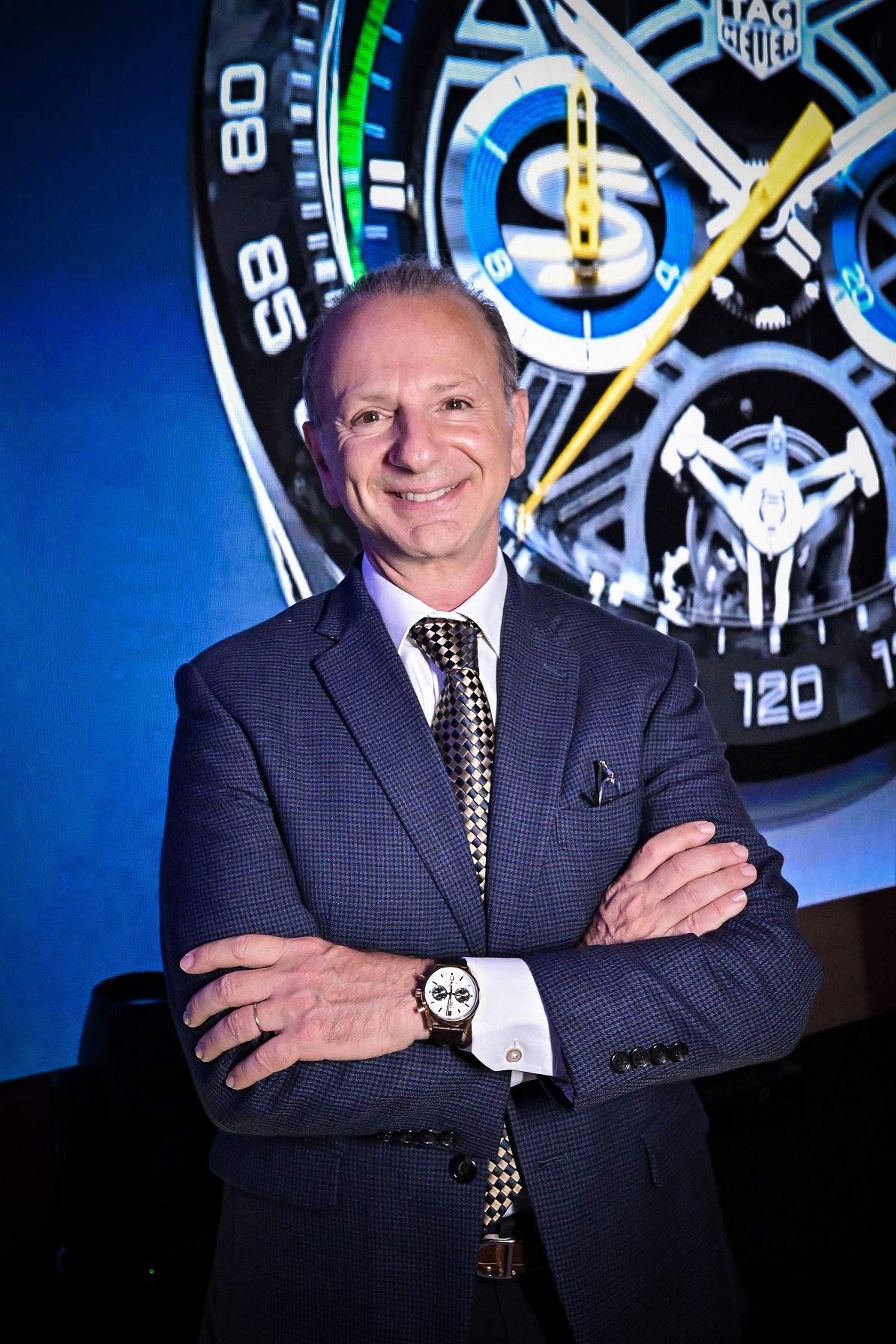 Com escalada do dólar, é mais vantajoso comprar artigos de luxo aqui ou no exterior?