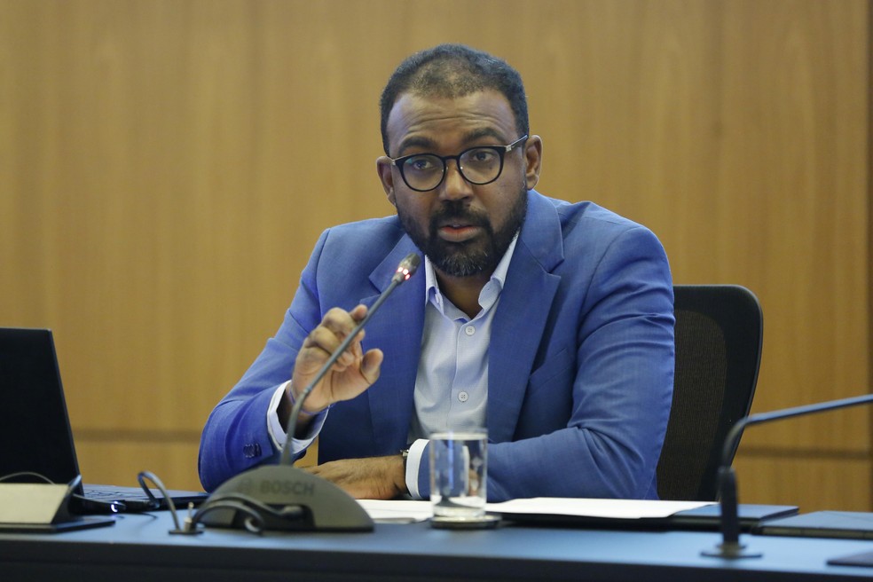 Banco Central do Brasil (BCB) com bandeira do Brasil ao fundo, representando a autoridade monetária do país.