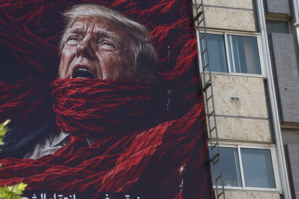 Um outdoor com a imagem do presidente dos EUA, Donald Trump, em um prédio em Teerã, Irã , em 18 de julho de 2026 — Foto: Majid Asgaripour/WANA (West Asia News Agency) via REUTERS