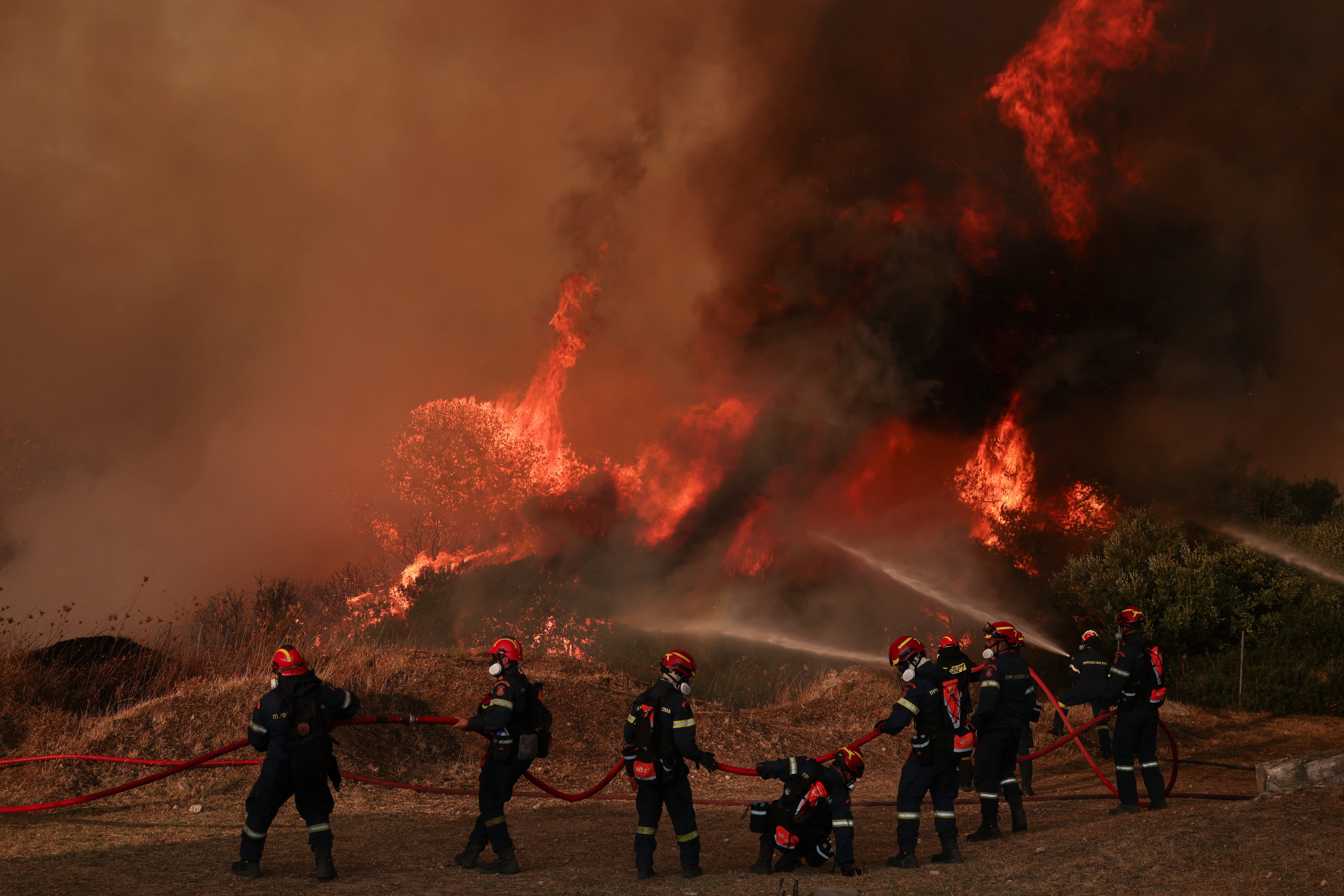 Combate a incêndio florestal no noroeste de Atenas entra no quarto dia - QTU Questões do Universo