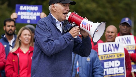 Biden se junta a grevistas em movimento sem precedentes para um presidente