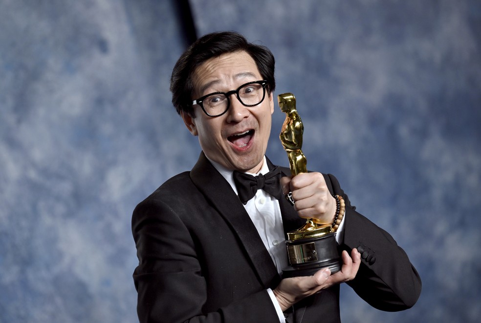 Ke Huy Quan, vencedor do prêmio de melhor ator coadjuvante, chega à festa do Oscar, em Los Angeles, EUA — Foto: Evan Agostini/Invision/AP