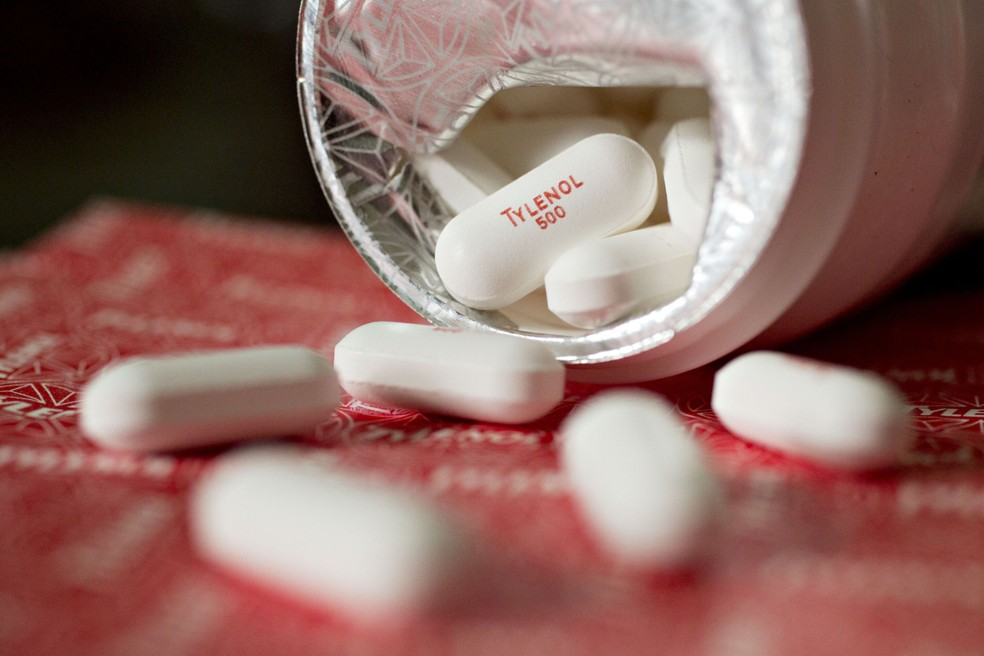Frasco de Tylenol, medicamento fabricado pela farmacêutica americana Kenvue — Foto: Bloomberg