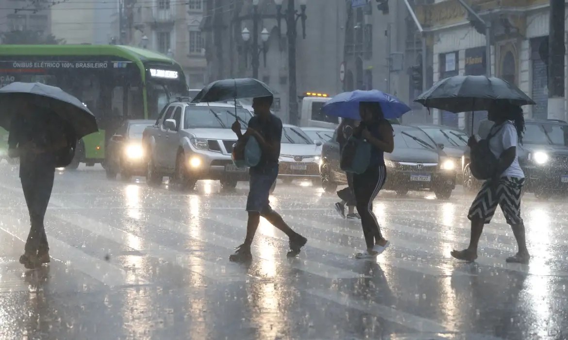 São Paulo entra em estado de atenção para alagamentos em toda a cidade