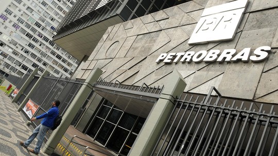 Ações da Petrobras (PETR4, PETR3) têm forte queda acompanhando o tombo do petróleo