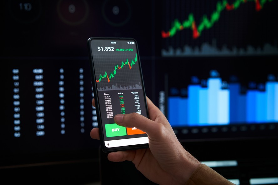 Imagem de um gráfico de velas (candlestick chart) em tela digital, representando dados financeiros