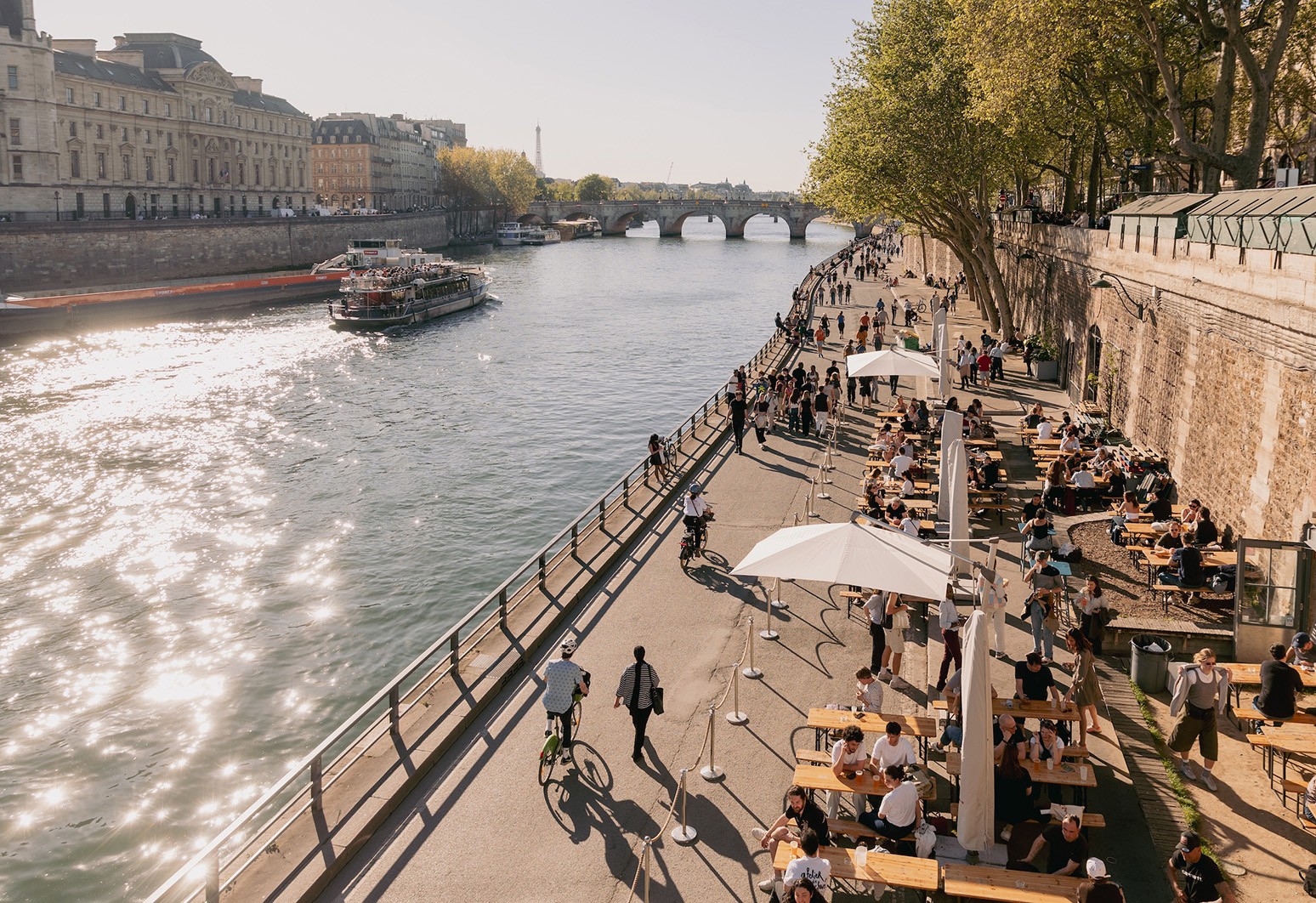 Paris se abre ao pedestre, fica mais verde e estimula comércio local