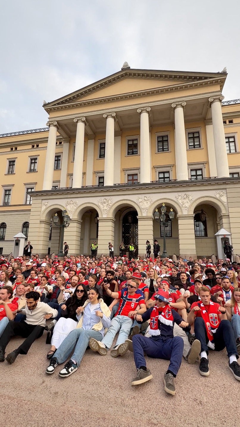 Torcedores da Noruega celebram classificação na Copa nos portões do palácio para acordar o rei