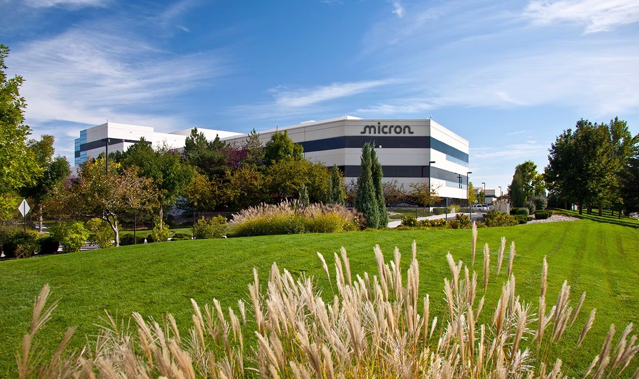 Micron planeja laboratório de pesquisa de US$ 10 bi, com apoio da Apple e do governo Trump - QTU Questões do Universo