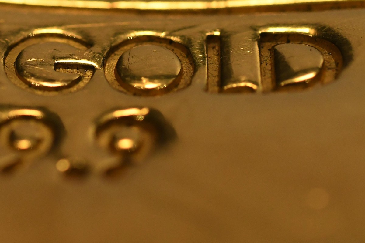 Ouro tem forte alta e retoma US$ 3.400 em meio a tensões comerciais e Fed