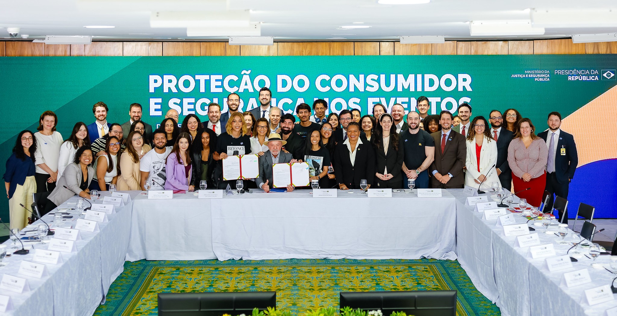 Lula assina decreto para regular venda de ingressos online de olho em artistas e no público jovem - QTU Questões do Universo